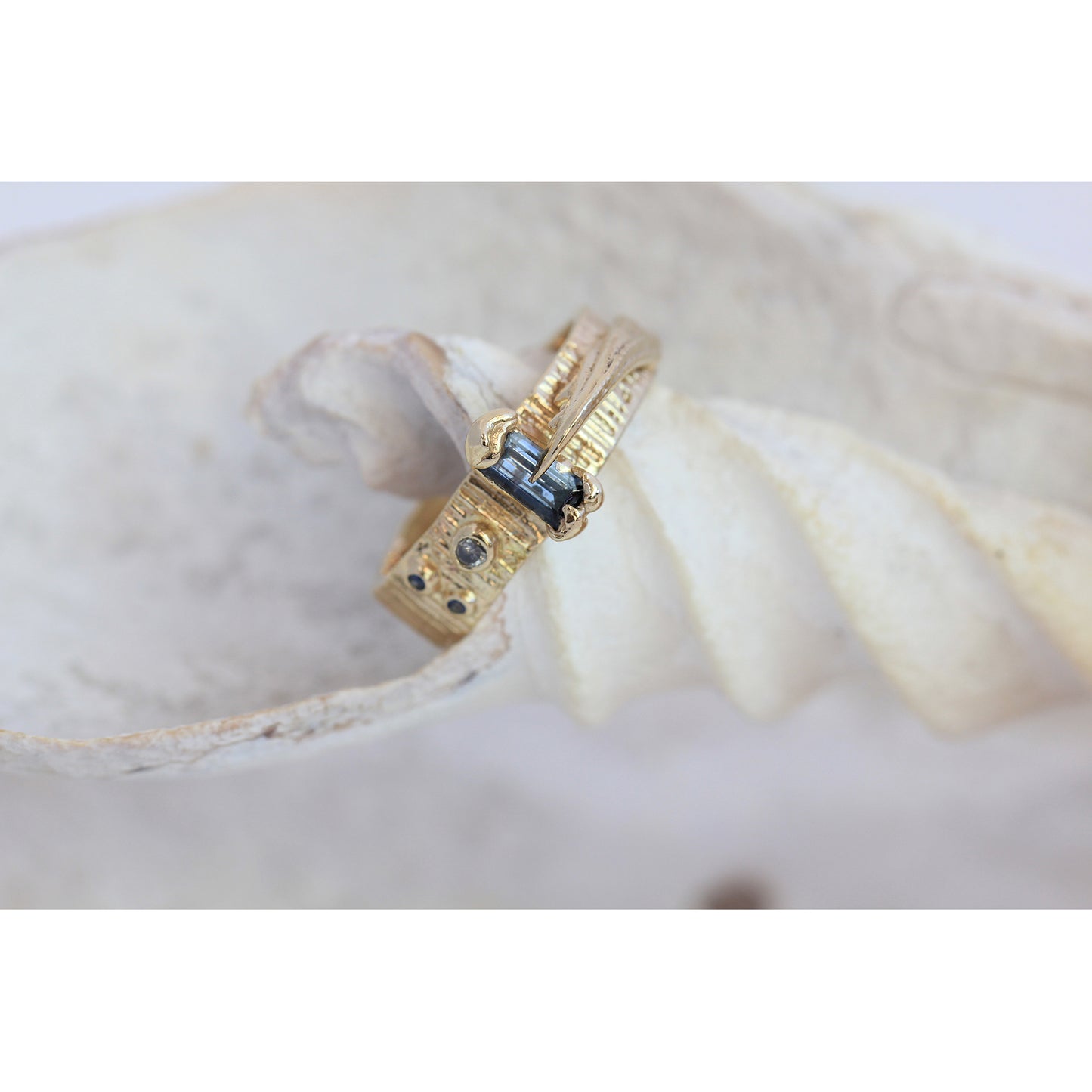Sapphire barrel ring
