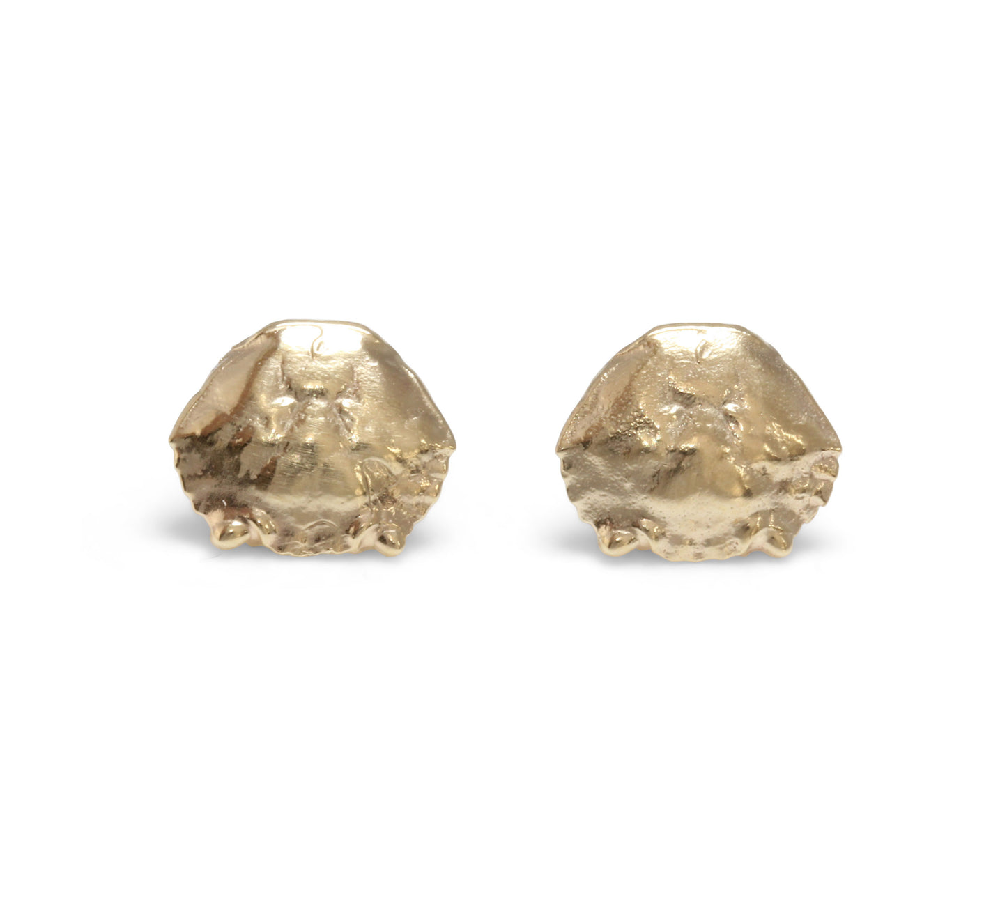 A pair of tiny crab claw studs cast in yellow gold. Perfect to wearing as a stacking earring on your earlobes.