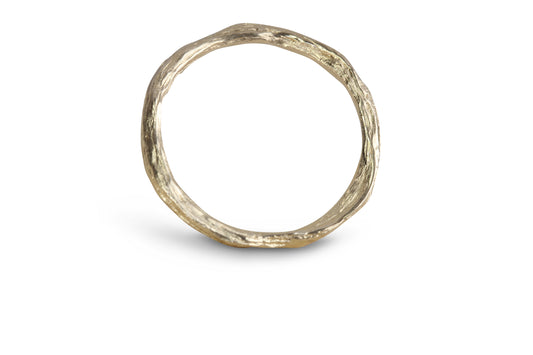 Gold wedding band that has the texture of a twig. Gentle and fine jewellry perfect for an alternative bride