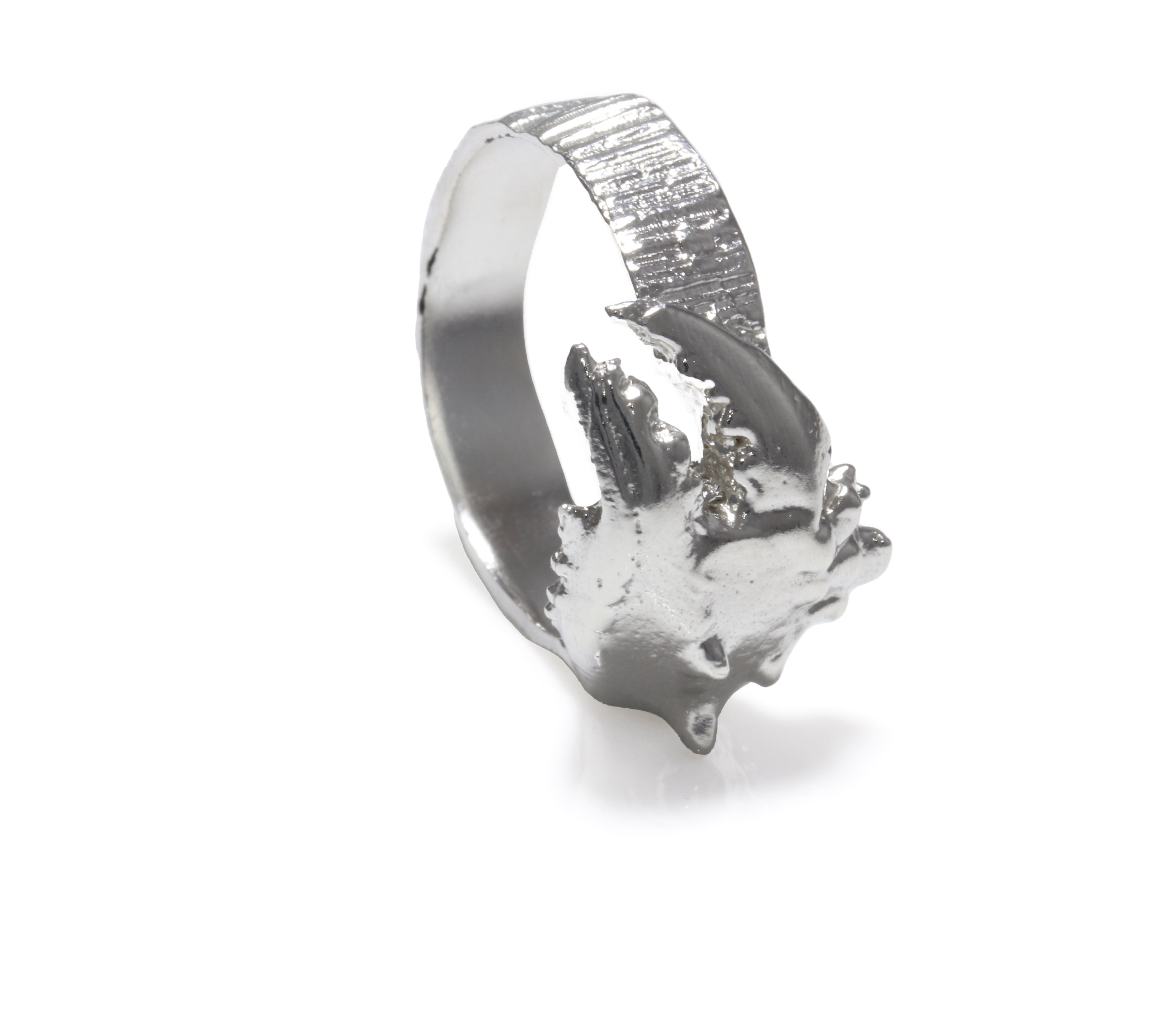 Statement crab claw ring in silver. Rock and roll style